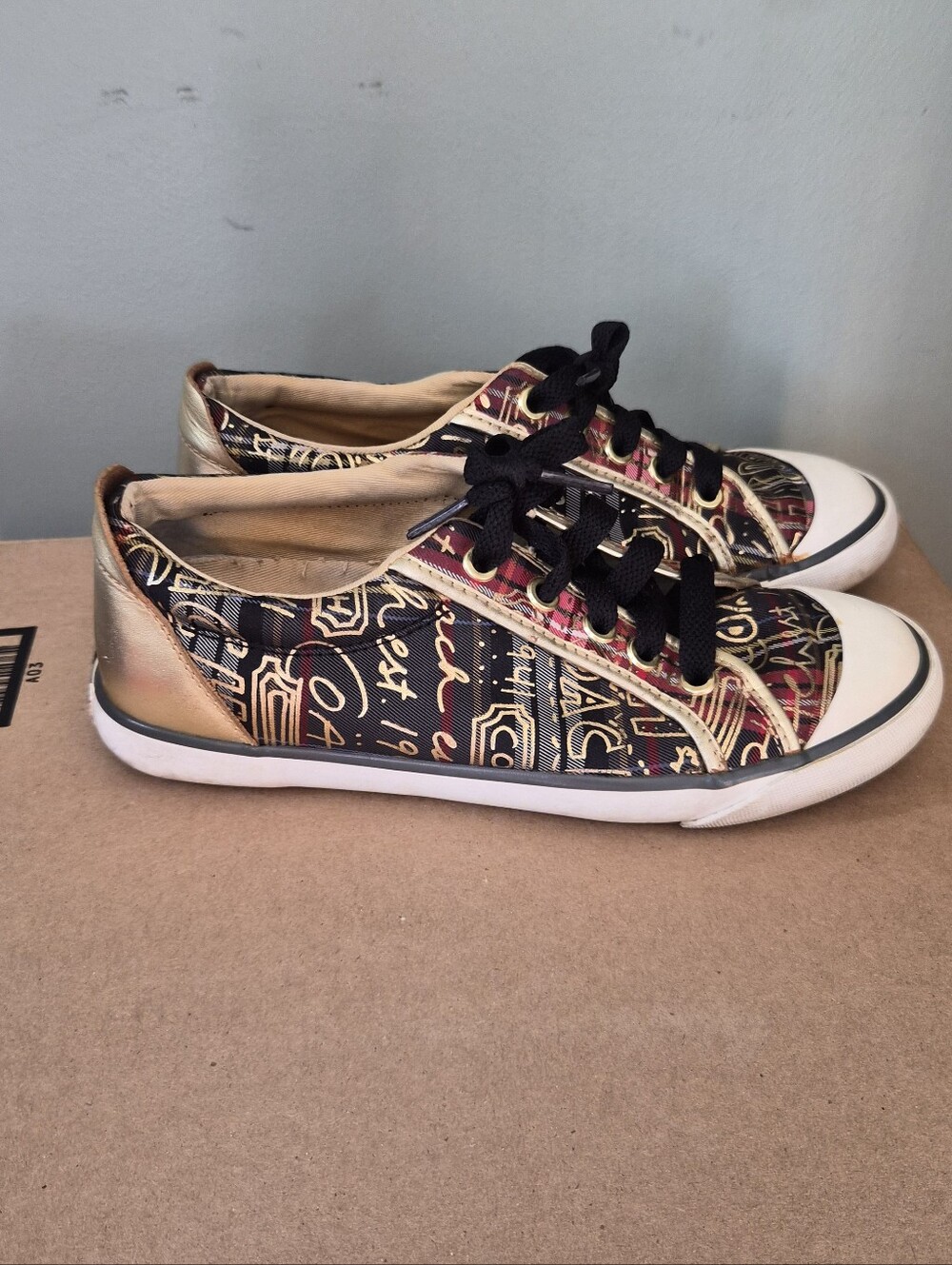 Women’s Low-Top Fashion Sneakers in Black and Gold